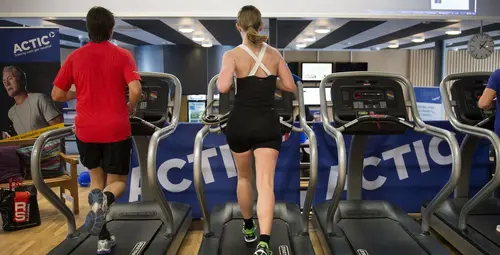 Därför ska du träna hos Actic Linköping - TornetSom en av Sveriges ledande gymkedjor har vi jobbat med träning i över 40 årVi har ett brett erbjudande av inspirerande träning på 110 gym och 50 bad från Luleå i norr till Malmö i söder.Hos oss träffar du vänlig och kunnig personal och gymmar i fräscha lokaler. Du kan träna gruppträning både inomhus och utomhus och självklart är du också välkommen att simma och bada hos oss!110 GYM ÖVER HELA SVERIGE50 BAD I DIREKT ANSLUTNING TILL VÅRA GYMINSPIRERANDE OCH EFFEKTIV GRUPPTRÄNINGONLINEPASS I ACTIC APPENVECKORS DIGITAL TRÄNINGSSTART MED COACHGENERÖSA ÖPPETTIDERSKRÄDDARSY DITT MEDLEMSKAPHitta ditt Actic gym nära digMed över 115 gym runt om i Sverige finns det många möjligheter till träning, ange namnet på det gym eller den stad som du vill träna på nedan så hittar du den information du behöver.Träna i gymmet, testa på gruppträningspass, simma i badet eller kontakta oss så kan vi hjälpa dig att hitta den träning som passar dig!GruppträningDet är roligare att träna tillsammans!För dig som gillar att träna i grupp med en peppande instruktör till inspirerande musik rekommenderar vi gruppträning.Mer än hälften av våra anläggningar erbjuder gruppträning!Boka passDu hittar aktuella scheman för alla gruppträningspass på Mina Sidor eller på ditt gym.Du bokar enkelt dina gruppträningspass i vår Actic app eller på Mina Sidor.Bokningsreglerna hittar du här.Träna på gym och få upp din styrka!Varför ska du träna styrketräning? Nedan får du några exempel på vilka fördelar du får genom att träna styrka på gym med oss:&nbsp;En starkare kropp avlastar kroppens leder.Skelettets hållfasthet förbättras och bentätheten ökar, något som motverkar risken att drabbas av benskörhet.Ämnesomsättningen ökar, vilket är bra om du vill gå ner eller hålla din vikt.Muskulära obalanser tränas bort och ger en bättre hållning.Du kommer att få en bättre hållning vid stärkande av core.Du kommer lättare kunna lyfta dina barn eller barnbarn, bära hem kassarna från mataffären&nbsp; och förhoppningsvis även känna dig starkare!Träna styrka med säker och effektiv träningHos oss på Actic hittar du alltid instruktörer ute i lokalen som ger råd och tips kring hur du kan träna styrketräning på gym.Vi visar hur övningar kan genomföras för att undvika skador och berättar hur du kan undvika vanliga fel i din träning – allt för att du ska få ut maximalt av din träning, nå dina mål och bygga muskler.Lycka till med din styrketräning!30 minuter räcker!På Actic tränar vi enligt träningsmetoden HIT (högintensitetsträning), vilket innebär att du på endast 30 minuter ger din kropp tillräcklig träning för att utvecklas.Genom att träna på gym och köra ett set med 8-12 repetitioner i varje maskin med mycket kort vila mellan maskinerna hinner du träna hela kroppen på endast 30 minuter.Vår rekommendation är 2-3 träningspass på gymmet i veckan.Då hinner du både stimulera muskeltillväxten och få tid till återhämtning mellan passen.